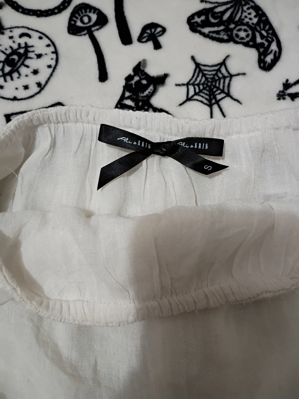 Ari & Kris Off-Shoulder Ruffle Crop Top - Picture 2 of 2